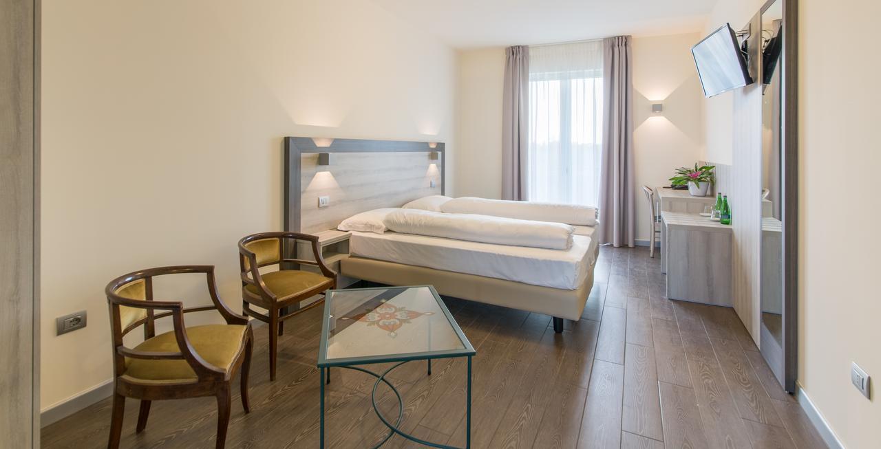 Hotel Panineria Colombera Rossa Брешія Екстер'єр фото